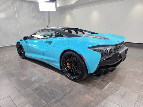 Used 2025 McLaren Artura RWD image 4