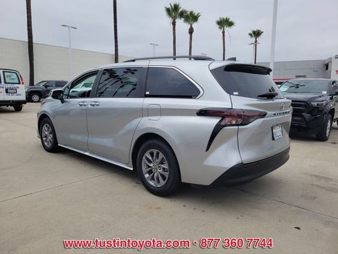 Used 2023 Toyota Sienna XLE FWD image 6
