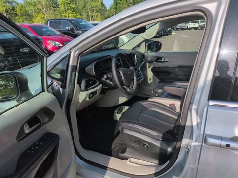 Used 2023 Chrysler Pacifica Touring-L FWD image 29