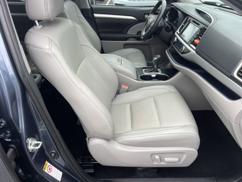 Used 2019 Toyota Highlander XLE image 17