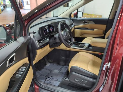 Used 2024 Kia Carnival LX FWD image 17