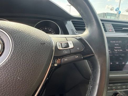 Used 2018 Volkswagen Tiguan SE w/ 18" Alloy Wheels Package FWD image 8