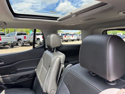 Used 2023 GMC Acadia SLT w/ Preferred Package AWD/4WD image 9