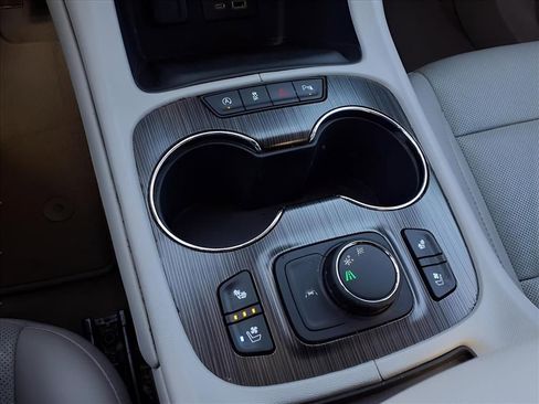 Used 2023 GMC Acadia SLT w/ Preferred Package image 9