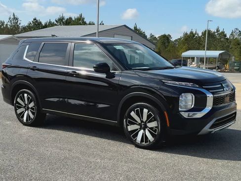 Used 2025 Mitsubishi Outlander SE image 4