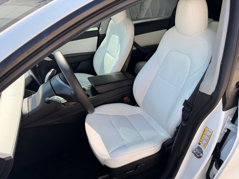 Used 2021 Tesla Model Y Long Range image 8