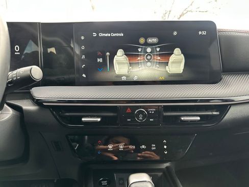 Certified 2025 Nissan Kicks SR image 17