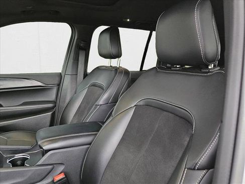 Used 2025 Jeep Grand Cherokee Laredo image 16