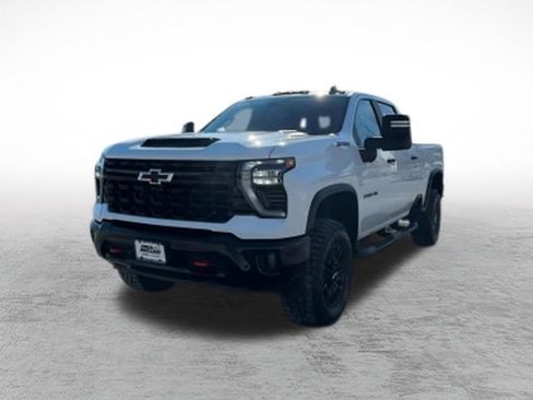 Used 2025 Chevrolet Silverado 2500 ZR2 w/ Technology Package AWD/4WD image 4