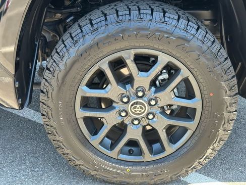 Certified 2022 Toyota Tundra Platinum w/ Advanced Package AWD/4WD image 43