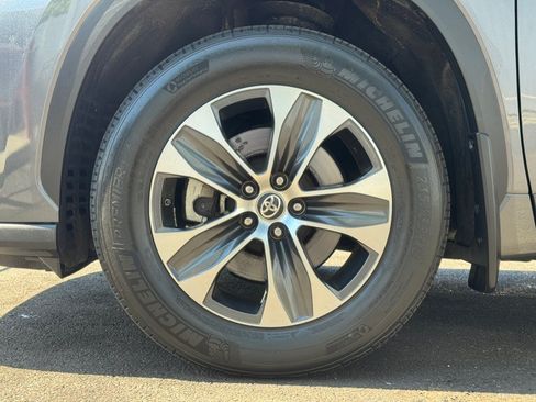 Used 2021 Toyota Highlander XLE AWD/4WD image 14