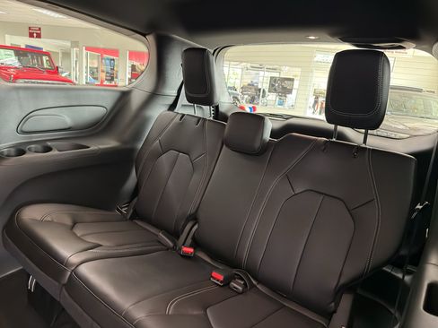 New 2027 Chrysler Pacifica Select FWD image 33