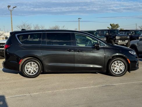 Used 2023 Chrysler Pacifica Touring-L image 7