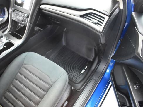 Used 2017 Ford Fusion SE w/ Fusion SE Technology Package image 12