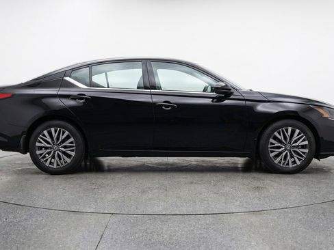 Used 2025 Nissan Altima 2.5 SV image 11