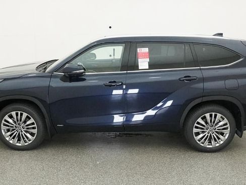 New 2026 Toyota Highlander Platinum image 3