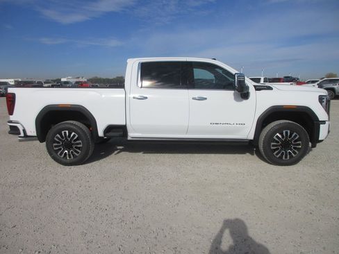 New 2026 GMC Sierra 2500 Denali Ultimate image 3
