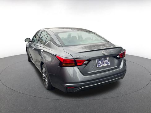 Used 2025 Nissan Sentra SV image 4