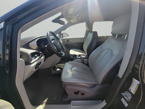 Used 2018 Chrysler Pacifica Touring-L FWD image 11