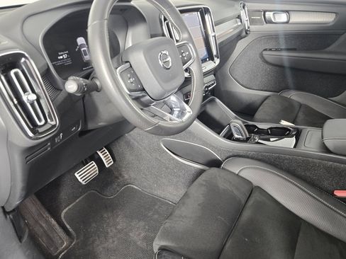 Used 2021 Volvo XC40 P8 Recharge w/ Advanced Package image 16