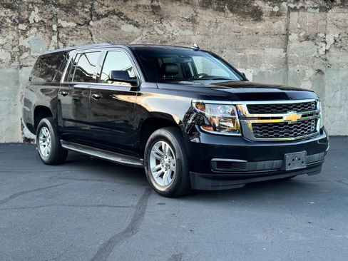 Used 2019 Chevrolet Suburban LT image 2