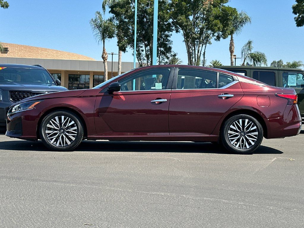 Used 2025 Nissan Altima 2.5 SV FWD image 2
