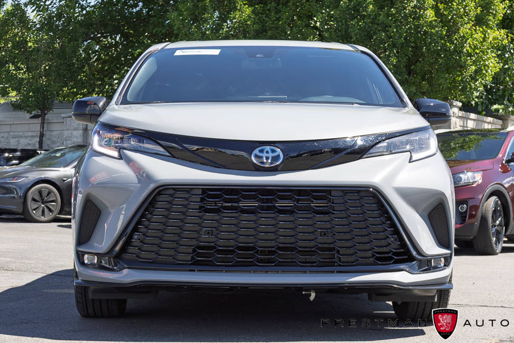 Used 2025 Toyota Sienna XSE FWD image 16