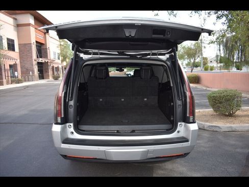 Used 2018 Cadillac Escalade ESV 2WD image 24