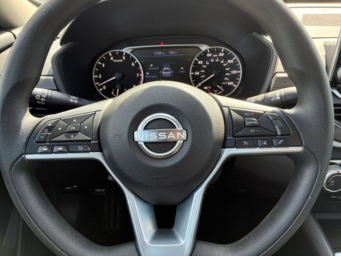 Used 2025 Nissan Altima 2.5 SV FWD image 23