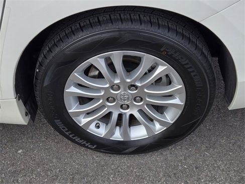 Used 2015 Toyota Sienna XLE Premium image 10