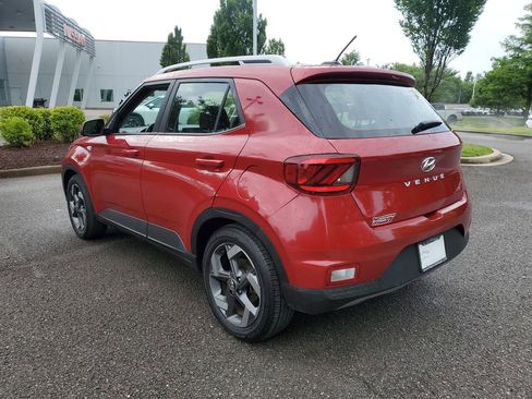 Used 2023 Hyundai Venue SEL FWD image 3