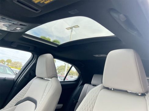 Used 2019 Lexus UX 200 image 18