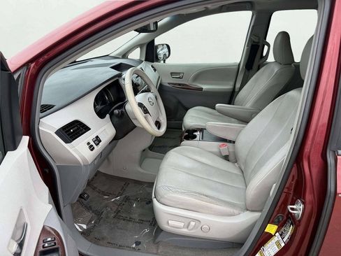 Used 2013 Toyota Sienna XLE FWD image 10
