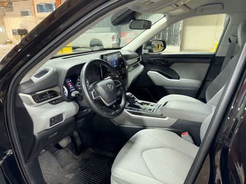 Used 2022 Toyota Highlander LE AWD/4WD image 29