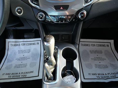 Used 2018 Chevrolet Cruze LT w/ Convenience Package FWD image 12