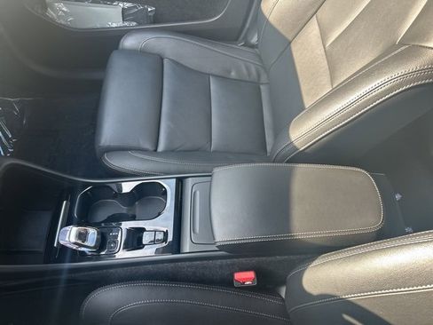 Certified 2025 Volvo XC40 B5 Plus image 25