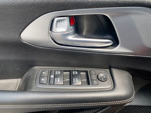 Used 2018 Chrysler Pacifica Touring-L Plus w/ S Appearance Package FWD image 14