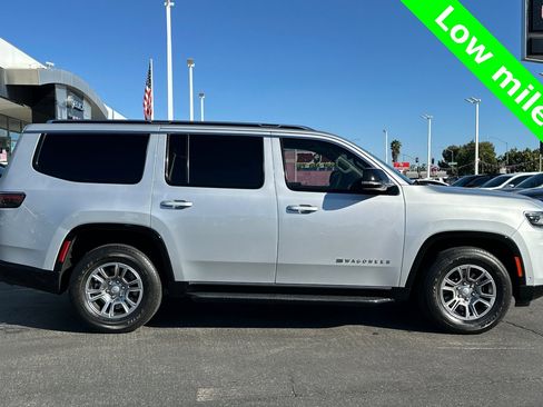 Used 2024 Jeep Wagoneer Base image 3