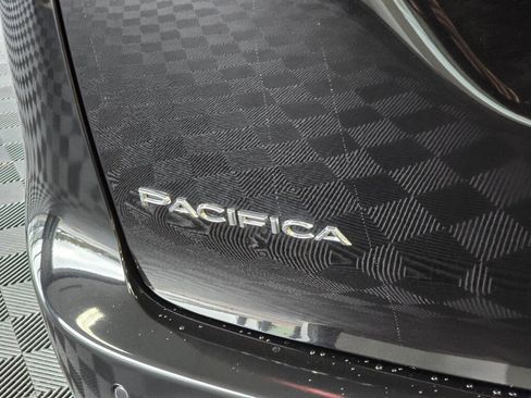 Used 2025 Chrysler Pacifica Select image 14
