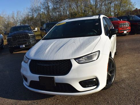 Used 2025 Chrysler Pacifica Limited image 12