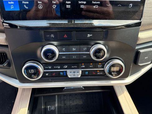 Used 2024 Ford Expedition Limited AWD/4WD image 24