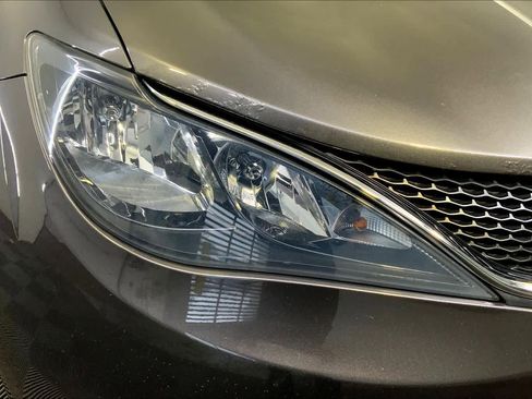 Used 2017 Chrysler Pacifica Touring image 26