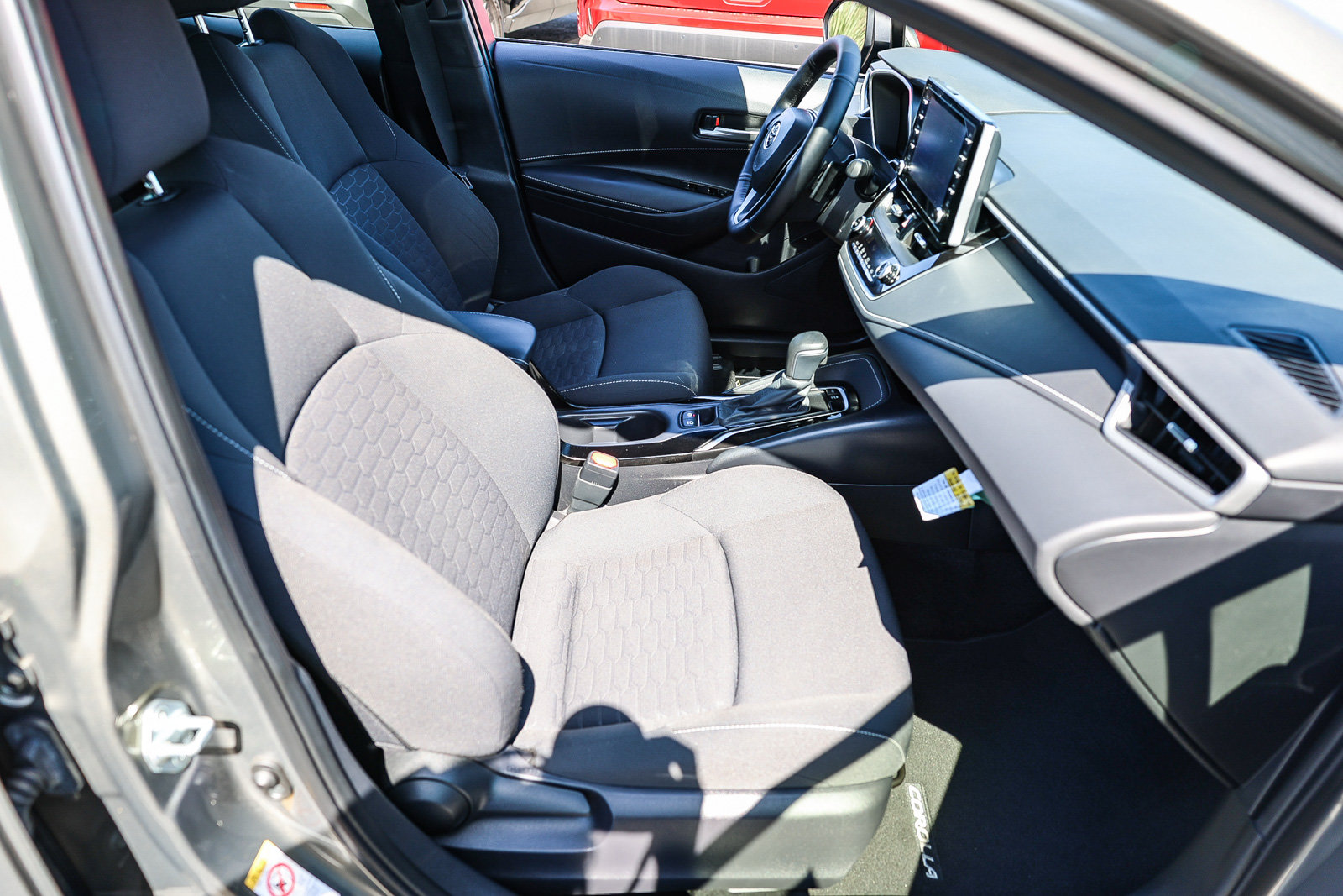 Used 2020 Toyota Corolla SE w/ Carpet Mat Package FWD image 7