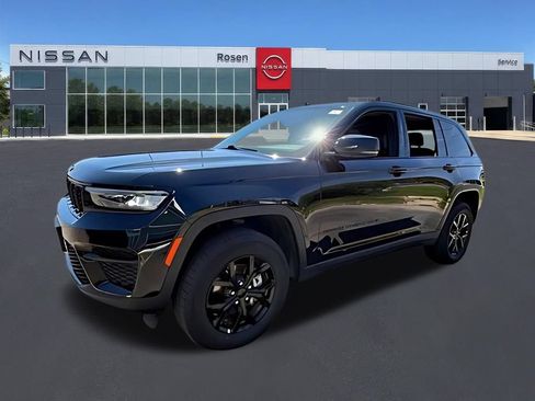 Used 2025 Jeep Grand Cherokee Altitude AWD/4WD image 6