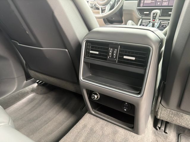 Used 2020 Porsche Cayenne AWD/4WD image 24