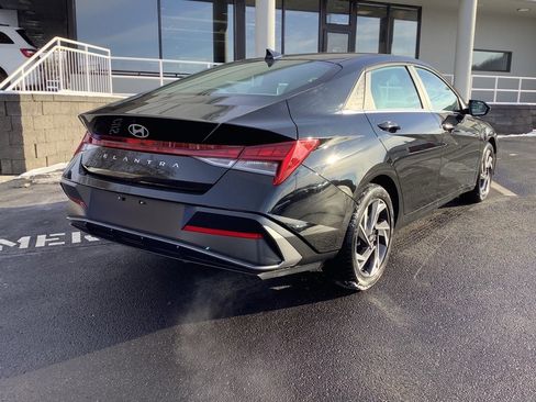 Used 2025 Hyundai Elantra SEL image 4