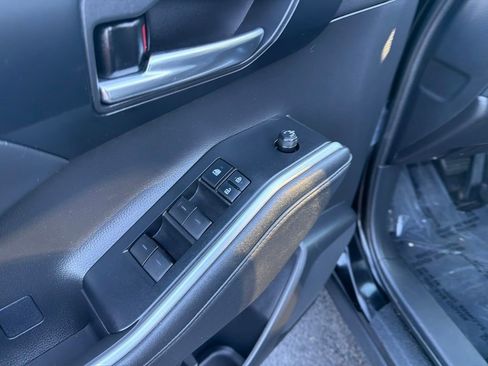 Used 2021 Toyota Highlander XLE AWD/4WD image 24
