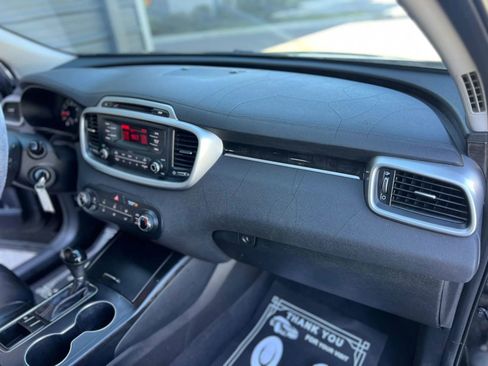 Used 2016 Kia Sorento L image 10