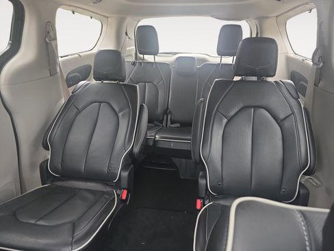 Used 2024 Chrysler Pacifica Limited FWD image 24