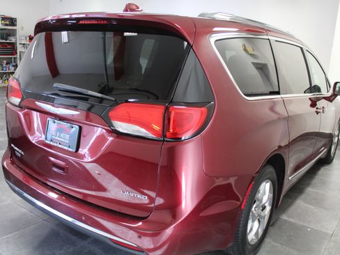 Used 2017 Chrysler Pacifica Limited w/ UConnect Theater Package image 6